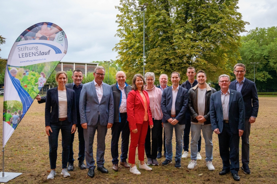 Die Projektpartner und Unterstützer der Stiftung Lebenslauf Miriam Kehne, Sportwissenschaftlerin an der Universität Paderborn (v.l.), Mathias Hornberger, stellvertretender Vorsitzender der Stiftung Lebenslauf, Bürgermeister Michael Dreier, Landrat Christoph Rüther, Ingrid Müller, stellvertretende Leiterin des Kreisjugendamts, die Unterstützer Ute Schöttler und Ralph-Jörg Wezorke, Dominik Neugebauer, Leiter der Suchtkrankenhilfe beim Caritasverband Paderborn, Uwe Hünemeier, Co-Trainer SC Paderborn 07, Trainer Sebastian Krüger, Stefan Klett, Präsident des Landessportbundes Nordrhein-Westfalen, und Carsten Linnemann, Gründer und Vorsitzender der Stiftung Lebenslauf, haben Bilanz gezogen. Foto: Jan Koepke  Die Projektpartner und Unterstützer der Stiftung Lebenslauf Miriam Kehne, Sportwissenschaftlerin an der Universität Paderborn (v.l.), Mathias Hornberger, stellvertretender Vorsitzender der Stiftung Lebenslauf, Bürgermeister Michael Dreier, Landrat Christoph Rüther, Ingrid Müller, stellvertretende Leiterin des Kreisjugendamts, die Unterstützer Ute Schöttler und Ralph-Jörg Wezorke, Dominik Neugebauer, Leiter der Suchtkrankenhilfe beim Caritasverband Paderborn, Uwe Hünemeier, Co-Trainer SC Paderborn 07, Trainer Sebastian Krüger, Stefan Klett, Präsident des Landessportbundes Nordrhein-Westfalen, und Carsten Linnemann, Gründer und Vorsitzender der Stiftung Lebenslauf, haben Bilanz gezogen. Foto: Jan Koepke Die Projektpartner und Unterstützer der Stiftung Lebenslauf Miriam Kehne, Sportwissenschaftlerin an der Universität Paderborn (v.l.), Mathias Hornberger, stellvertretender Vorsitzender der Stiftung Lebenslauf, Bürgermeister Michael Dreier, Landrat Christoph Rüther, Ingrid Müller, stellvertretende Leiterin des Kreisjugendamts, die Unterstützer Ute Schöttler und Ralph-Jörg Wezorke, Dominik Neugebauer, Leiter der Suchtkrankenhilfe beim Caritasverband Paderborn, Uwe Hünemeier, Co-Trainer SC Paderborn 07, Trainer Sebastian Krüger, Stefan Klett, Präsident des Landessportbundes Nordrhein-Westfalen, und Carsten Linnemann, Gründer und Vorsitzender der Stiftung Lebenslauf, haben Bilanz gezogen. Foto: Jan Koepke  Die Projektpartner und Unterstützer der Stiftung Lebenslauf Miriam Kehne, Sportwissenschaftlerin an der Universität Paderborn (v.l.), Mathias Hornberger, stellvertretender Vorsitzender der Stiftung Lebenslauf, Bürgermeister Michael Dreier, Landrat Christoph Rüther, Ingrid Müller, stellvertretende Leiterin des Kreisjugendamts, die Unterstützer Ute Schöttler und Ralph-Jörg Wezorke, Dominik Neugebauer, Leiter der Suchtkrankenhilfe beim Caritasverband Paderborn, Uwe Hünemeier, Co-Trainer SC Paderborn 07, Trainer Sebastian Krüger, Stefan Klett, Präsident des Landessportbundes Nordrhein-Westfalen, und Carsten Linnemann, Gründer und Vorsitzender der Stiftung Lebenslauf, haben Bilanz gezogen. Foto: Jan Koepke